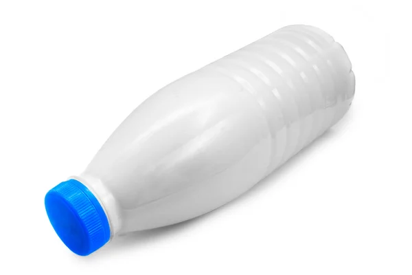 Пластиковая бутылка молока лежит на стороне изолированы на белом (обрезка похлопывания — стоковое фото
