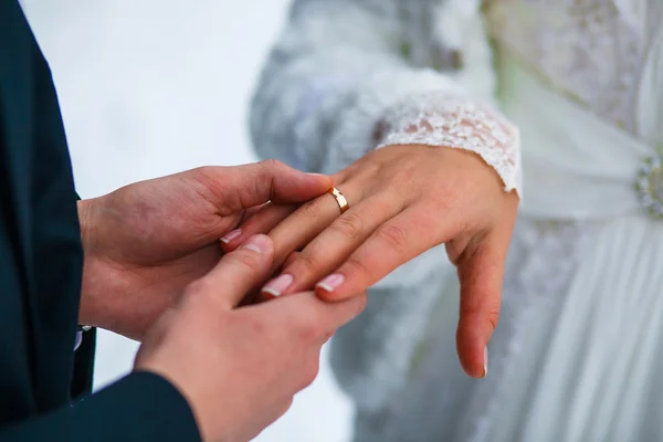 Mains de la mariée bague de marié gros plan à un mariage en Russie — Photo