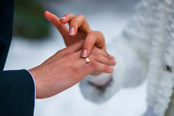 Mains de la mariée bague de marié gros plan à un mariage en Russie — Photo