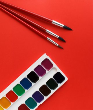 Kırmızı doku sanat palet arka plan üzerine suluboya fırçası