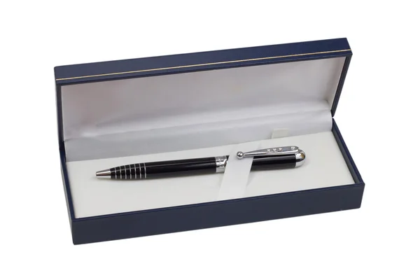 Шариковая ручка синего цвета в случае идеального пути обрезки подарка — стоковое фото