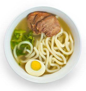 çorba et makarna yumurta üzerinde izole beyaz arka plan