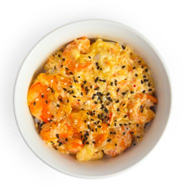 beyaz zemin üzerinde pişmiş karides susam izole