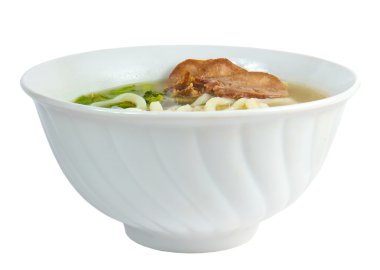 çorba et makarna ve yumurta üzerinde beyaz bir arka plan izole