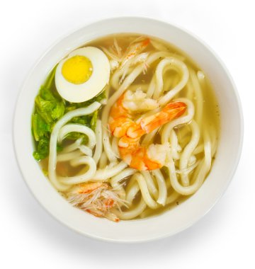 sıcak çorba makarna yumurta üzerinde izole beyaz arka plan