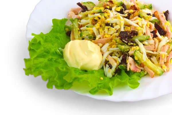 Plato de comida ensalada salchicha aislada sobre un fondo blanco — Foto de Stock