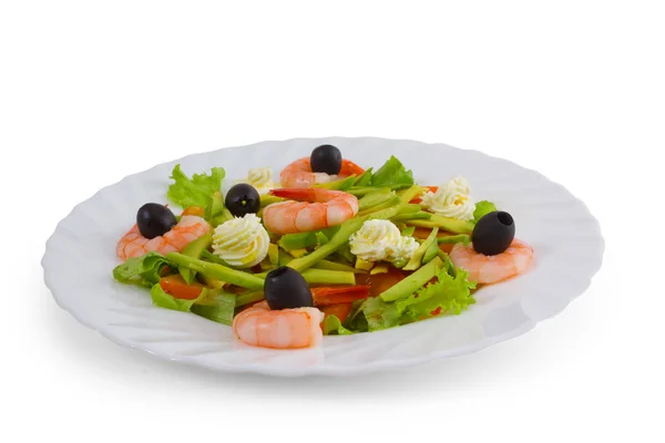 Gericht Mahlzeit Garnelen Salat Oliven isoliert auf weißem Hintergrund — Stockfoto