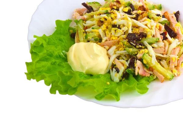 Potraviny deska salát klobása izolovaných na bílém pozadí oříznutí — Stock fotografie