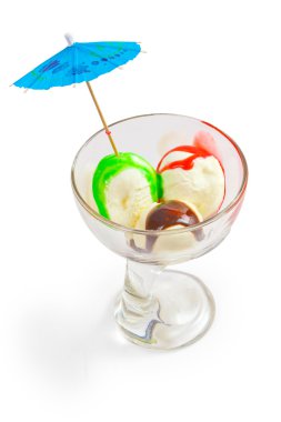 dondurma ve beyaz arka plan üzerinde izole Kupası topu