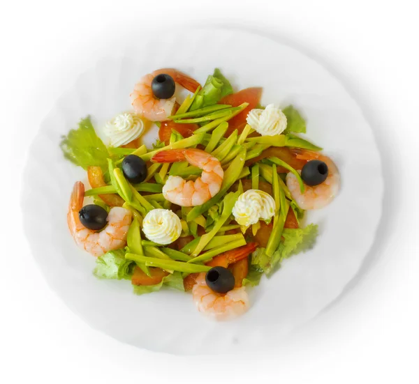 Gericht Mahlzeit Garnelen Salat Oliven isoliert auf weißem Hintergrund — Stockfoto