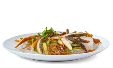 Beyaz arkasında izole pirinç özü ve balık tabağı uzun makarna