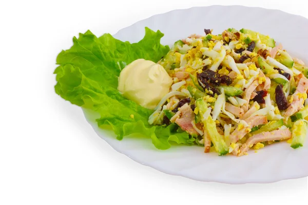 Salada e salsicha prato de comida isolado em um fundo branco — Fotografia de Stock