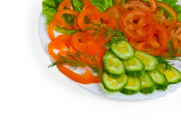 Beyaz arka plan üzerinde izole domates salatalık salata tabağı — Stok fotoğraf