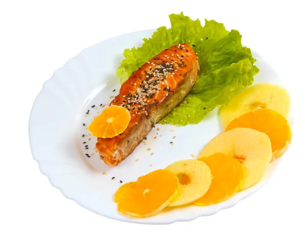 Fisch gekocht Salatteller isoliert auf weißem Hintergrund Clipping pa — Stockfoto