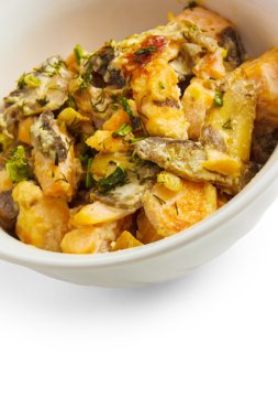 mantar ve kızarmış patates üzerinde beyaz bir arka plan izole