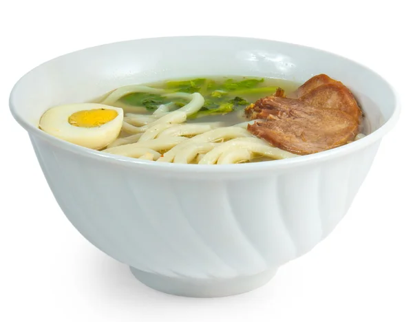 Sopa de carne de res y pasta huevo aislado sobre fondo blanco — Foto de Stock