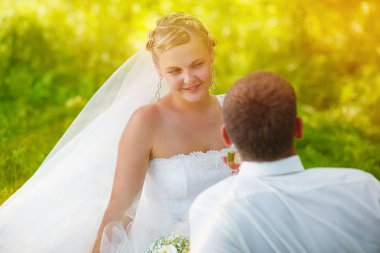 güneş ışığına Gelin Damat Düğün çifti üzerinde yeşil bir backgr arıyor