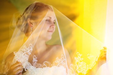 güneş ışığına gelin portre sarışın kadın peçe ve standları w görünüyor