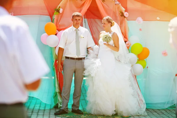 Luz solar Noiva e noivo durante a cerimônia de casamento dos recém-casados — Fotografia de Stock