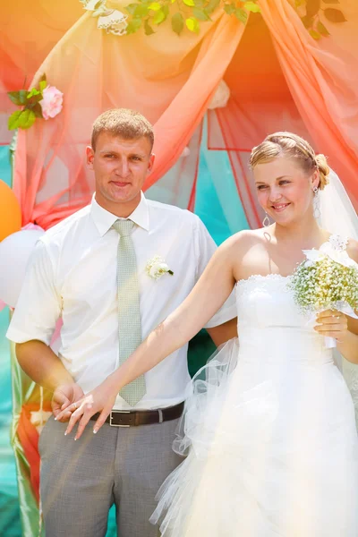 Zonlicht bruid en bruidegom pasgetrouwden zijn op het register ceremony — Stockfoto