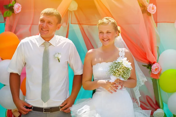 Zonlicht bruid en bruidegom pasgetrouwden zijn over de inhoud van het register een — Stockfoto