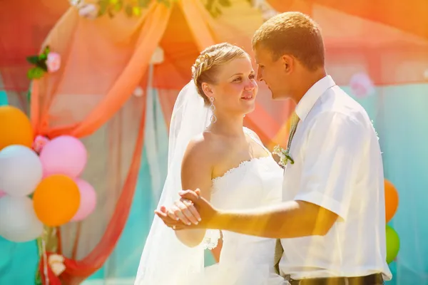 Napfény menyasszony és a vőlegény, a házasok a regisztráció napja — Stock Fotó