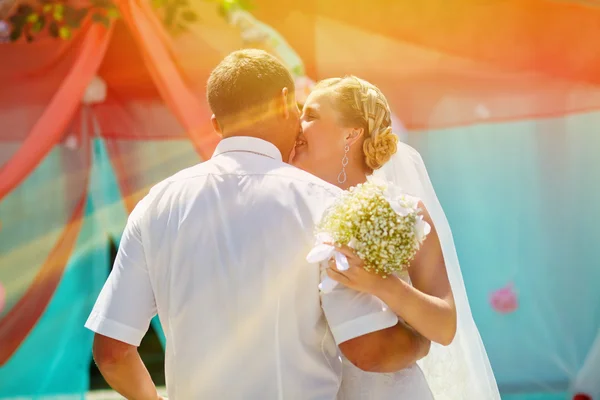 Sunlight bride and groom, couple married on day of wedding dance — Stock Photo, Image