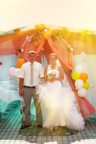 Luz del sol Novia rubia y novio durante la ceremonia de boda recién casados — Foto de Stock