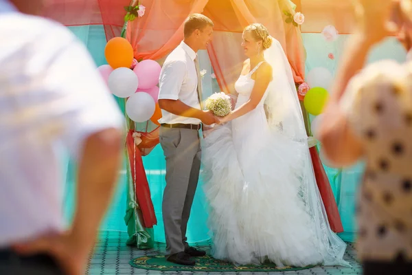 Sunlight Bride blonde and groom newlyweds are on register ceremo — Stock Photo, Image