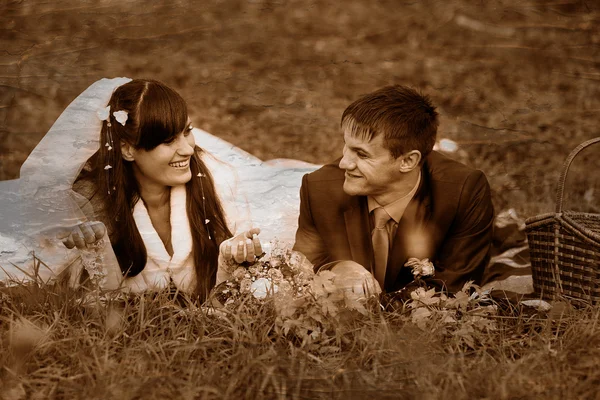 Retro black and white photo of sepia bride and groom at a picnic — Stock Photo, Image