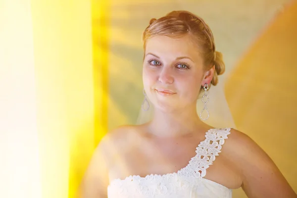 Sonnenlicht Braut blonde Frau steht und schaut aus dem Fenster, ein l — Stockfoto