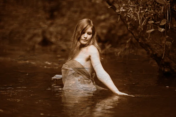 Retro foto in bianco e nero di seppia Bionda giovane donna in piedi — Foto Stock