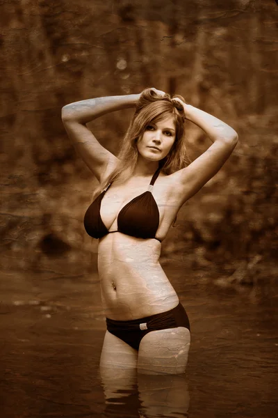 Retro zwart / wit foto van sepia blonde jonge vrouw met grote — Stockfoto