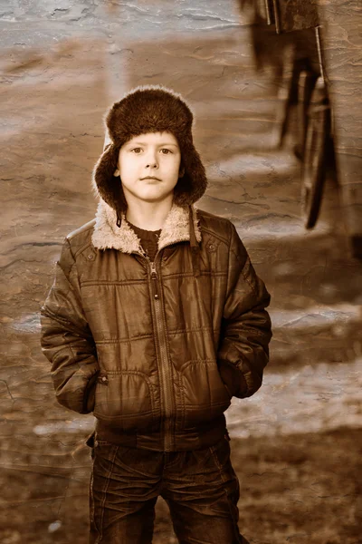 Retro foto en blanco y negro de sepia Niño vagabundo en marrón j —  Fotos de Stock