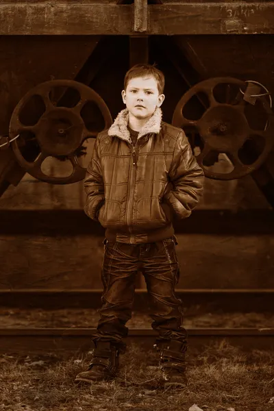 Retro foto en blanco y negro de sepia boy rubia vagabundo en un marrón —  Fotos de Stock