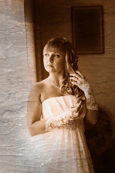 Retro preto e branco foto de sépia bela loira jovem noiva — Fotografia de Stock