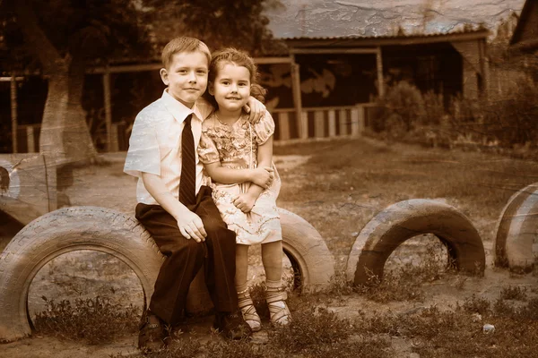 Retro zdjęcie czarno-białe, sepia Sitti dzieci chłopiec i dziewczynka — Zdjęcie stockowe