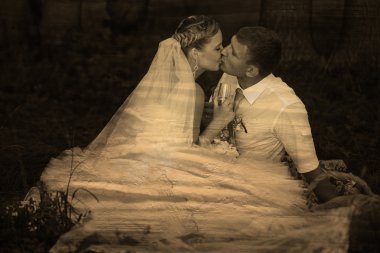 Retro sepya siyah-beyaz fotoğraf gelin ve damadın düğünde