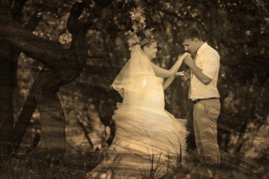 retro sepya siyah-beyaz fotoğraf gelin damat bl elini öpüyor
