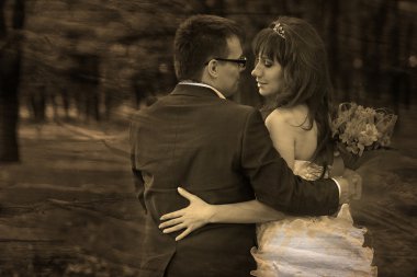 Retro sepya siyah-beyaz fotoğraf gelin ve damat yeni evliler bak