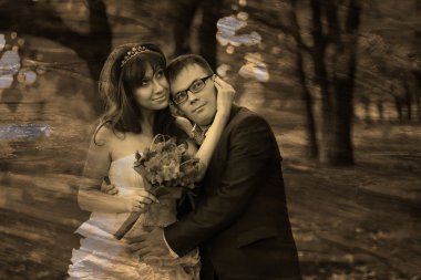 Retro sepya siyah-beyaz fotoğraf gelin ve damat duran bir