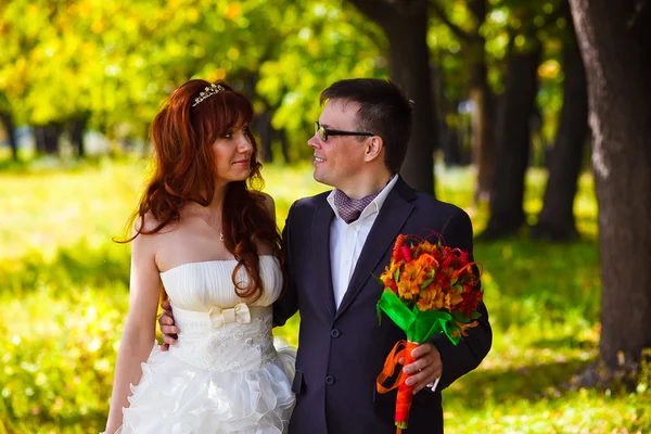 Rothaarige Braut und Bräutigam frisch vermählten Blicken in jedem Gesicht in einem lar — Stockfoto