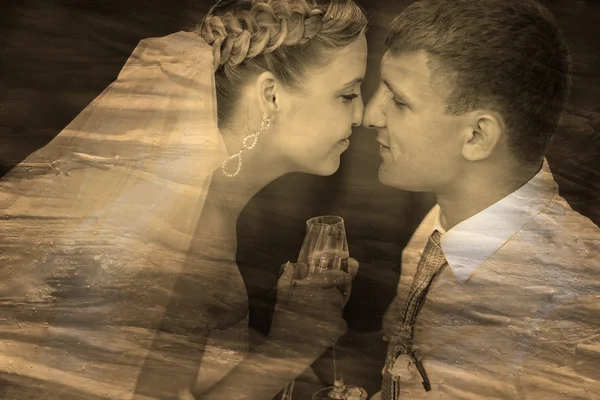 Retro sépiový černobílé fotografie ženicha a novomanžele na w — Stock fotografie