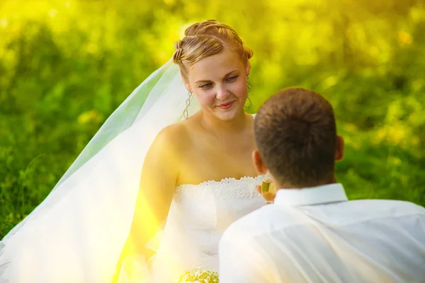 Sonnenlicht schöne Braut blonde Frau Bräutigam Hochzeitspaare woma — Stockfoto