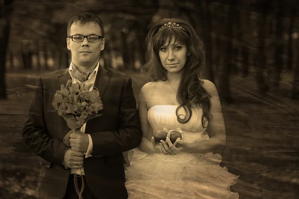 Rétro sépia noir et blanc photo mariée et marié debout sur un — Photo