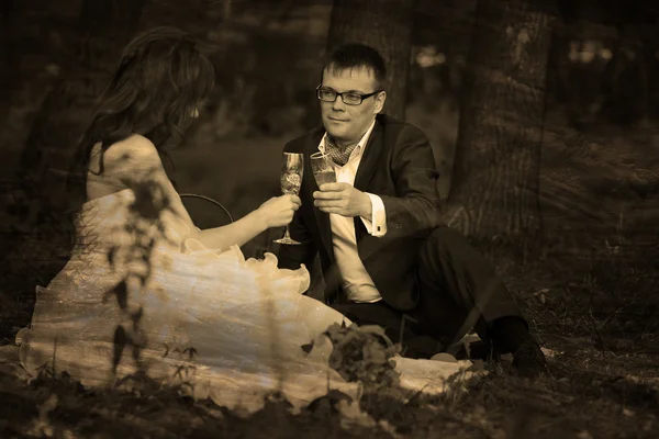 Retro sépiový černobílé fotografie, nevěsta zrzka a ženicha na jsme — Stock fotografie
