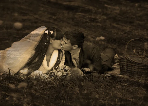 Retro Sépiový černobílou fotografii nevěsty a ženicha na piknik — Stock fotografie