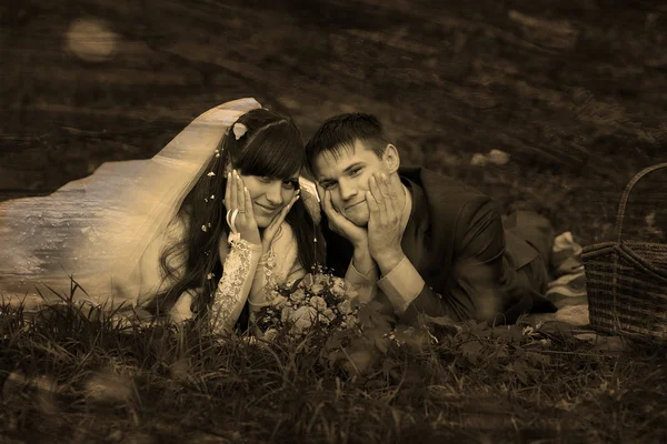 Retro sepia black and white photo bride and groom picnic yellow — Stock Photo, Image