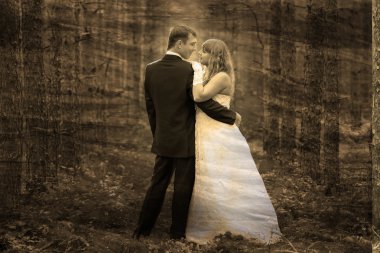 Retro sepya siyah-beyaz fotoğraf gelin ve damat duran bir