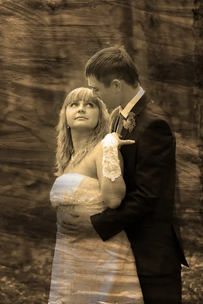 Retro sepia black and white photo Bride and groom standing in a — Stock Photo, Image